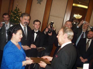 Великая Княгиня Мария Владимировна вручает Алексею Баталову документы на дворянское достоинство